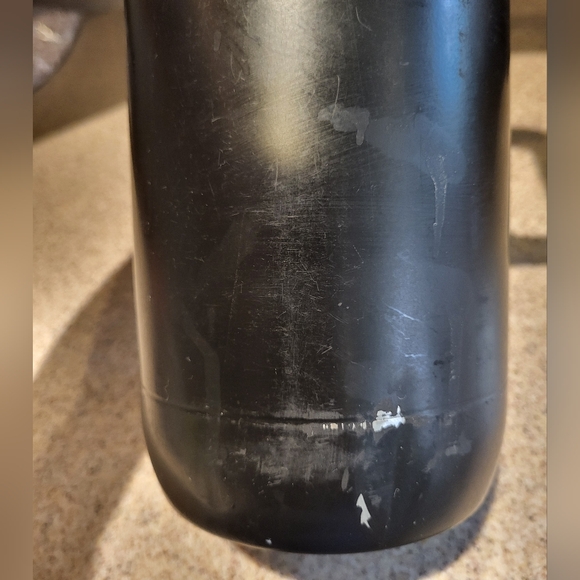 Stanley Classic Black Easy-Pour Growler With Handle, 64 Ounce - Picture 4 of 8